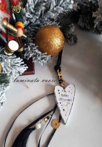Γούρι Χριστουγεννιάτικο ξύλινη καρδιά επιχρυσωμένο πέταλο και κρυστάλλινη χάντρα