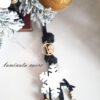 Γούρι Χριστουγεννιάτικο κορδόνι μάυρο με επιχρυσωμένο 18 ,ξύλινη μεγάλη νιφάδα λευκή ,μαύρο γουνάκι και κρυσταλλάκια με επιχρυσωμένο τριφύλλι.