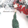 Γούρι Χριστουγεννιάτικο με ξύλινο αστέρι κρεμαστό με μεταξωτή φούντα πέτρα λάβας και επιχρυσωμένο 18 και πέταλο