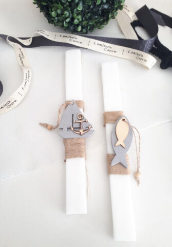Λαμπάδα αρωματική χειροποίητη στολισμένη ανδρική λευκό κερί με κρεμαστό στοιχείο γκρι καράβι ξύλινο